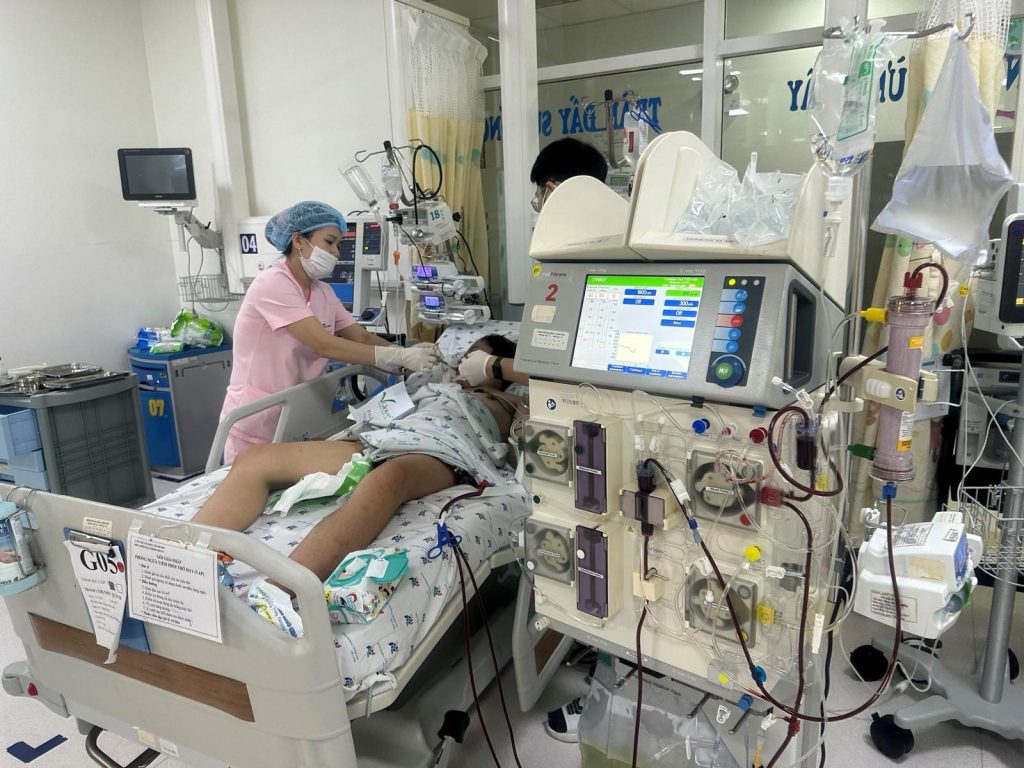 Trẻ Tr. T. N. Q. 15 tuổi, nữ sốc sốt xuất huyết nặng, biến chứng suy hô hấp tổn thương đa cơ quan, được điều trị tích cực chống sốc,  thở máy, lọc máu liên tục