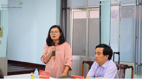 PGS. TS. BS Hoàng Thị Diễm Tuyết, Giám đốc Bệnh viện Hùng Vương, TP. Hồ Chí Minh góp ý tư vấn tại buổi làm việc