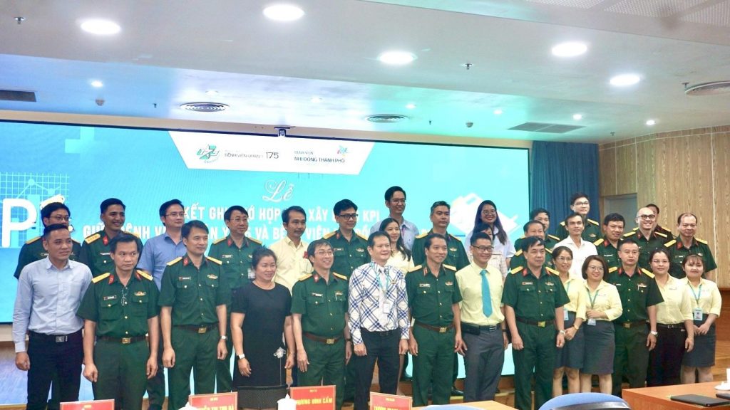 BGĐ Bệnh viện Nhi Đồng Thành Phố và Tổ KPI chụp hình kỷ niệm với đại diện Bệnh viện Quân Y 175