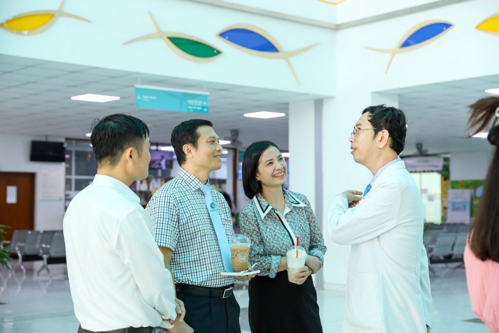 BS Nguyễn Minh Tiến - phó Giám đốc Bệnh viện Nhi Đồng Thành Phố trò chuyện cùng
