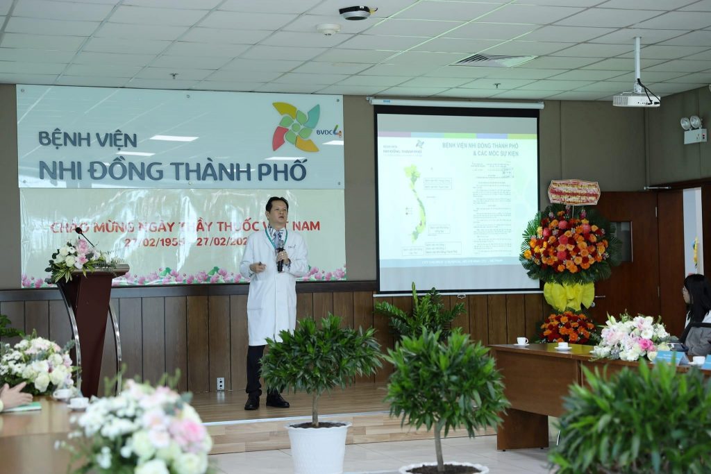 PGS, TS, bác sĩ Trương Quang Định, Giám đốc Bệnh viện Nhi Đồng Thành Phố báo cáo tình hình hoạt động của Bệnh viện Nhi Đồng Thành Phố trong thời gian qua.