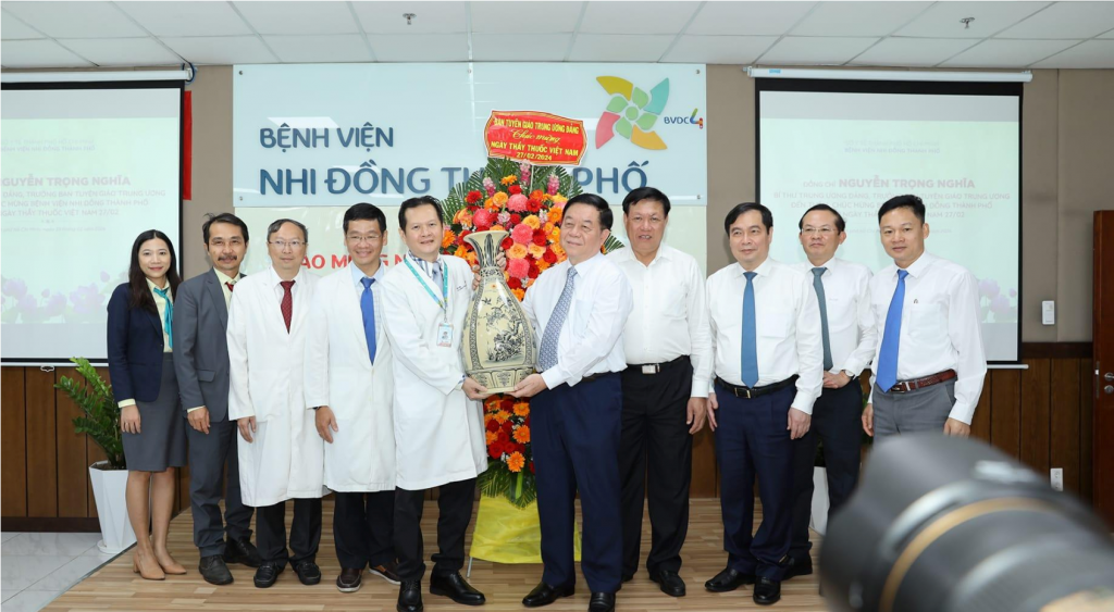 Trưởng ban Tuyên giáo Trung ương Nguyễn Trọng Nghĩa tặng quà lưu niệm cho Bệnh viện Nhi Đồng Thành Phố