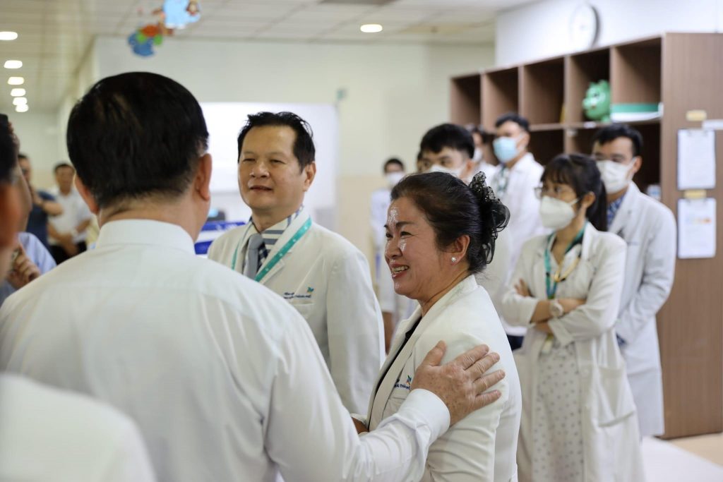 Ban Giám đốc Bệnh viện Nhi Đồng Thành Phố đưa đoàn đại biểu tham quan một số Khoa của bệnh viện