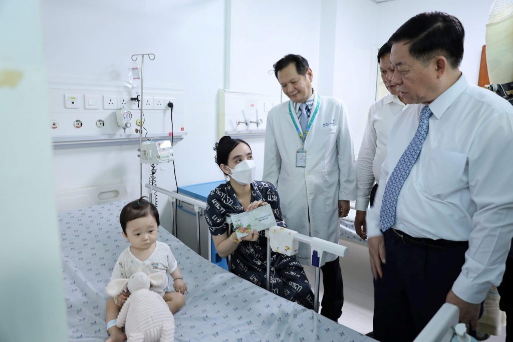 Ông Nguyễn Trọng Nghĩa thăm hỏi và tặng quà động viên cho gia đình bệnh nhi đang điều trị tại Bệnh viện