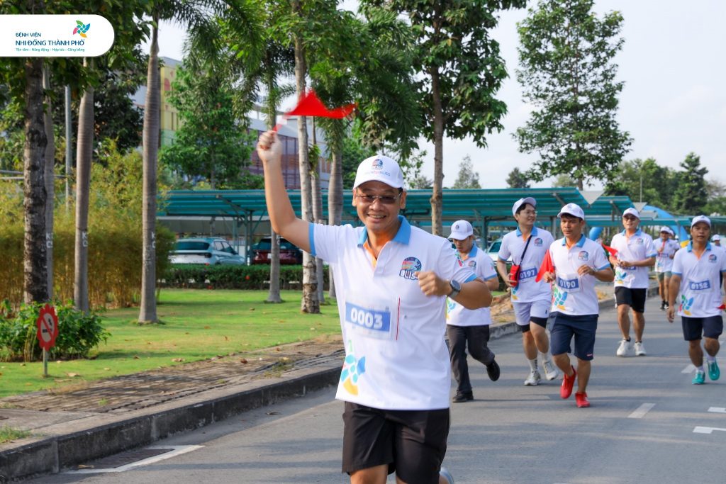 Hình ảnh: BSCKII Nguyễn Trần Nam đã thu hoạch lá cờ đầu tiên
