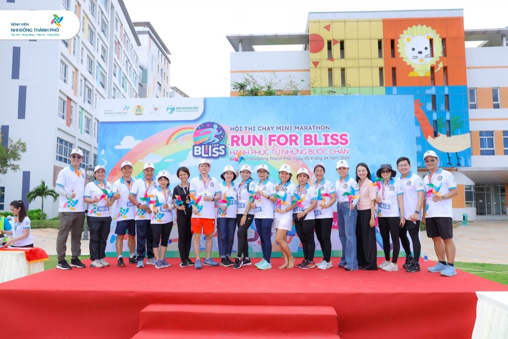 Hình ảnh: Các Quý nhà Hảo tâm tham gia Hội thi Mini Marathon tại Bệnh viện