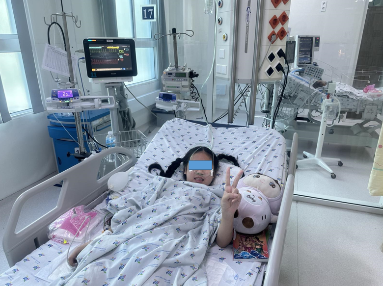 Sau gần 2 tuần điều trị trẻ cải thiện dần, cai ECMO, sau đó cai được máy thở, tỉnh táo.