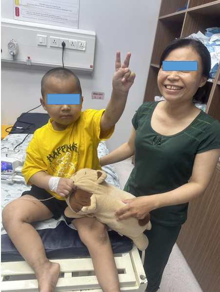 Sau gần 1,5 tháng với 8 đợt lọc máu liên tục, điều trị tình trạng trẻ bình phục hoàn toàn trong niềm vui của mẹ.