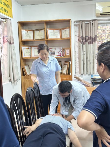 Tập huấn sơ cấp cứu ban đầu cho cán bộ ngành giáo dục mầm non