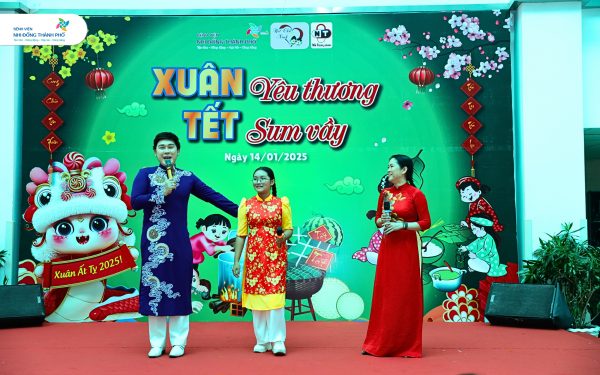 Gần 1.000 bệnh nhi nhận quà Tết sớm tại Bệnh viện Nhi Đồng Thành Phố
