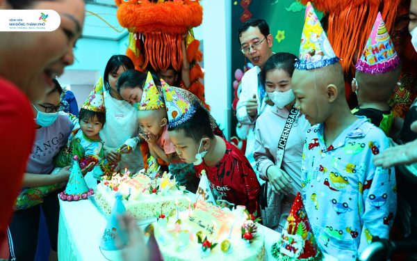 Gần 1.000 bệnh nhi nhận quà Tết sớm tại Bệnh viện Nhi Đồng Thành Phố