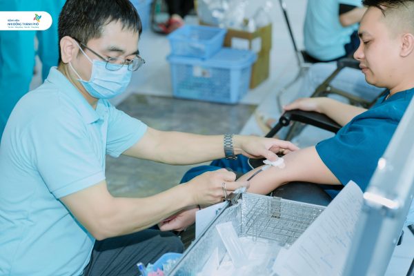 Tình nguyện viên tham gia hiến máu tại Bệnh viện Nhi Đồng Thành Phố