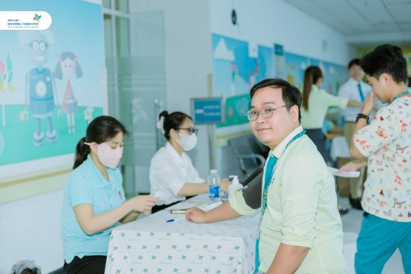 Tình nguyện viên tham gia hiến máu tại Bệnh viện Nhi Đồng Thành Phố
