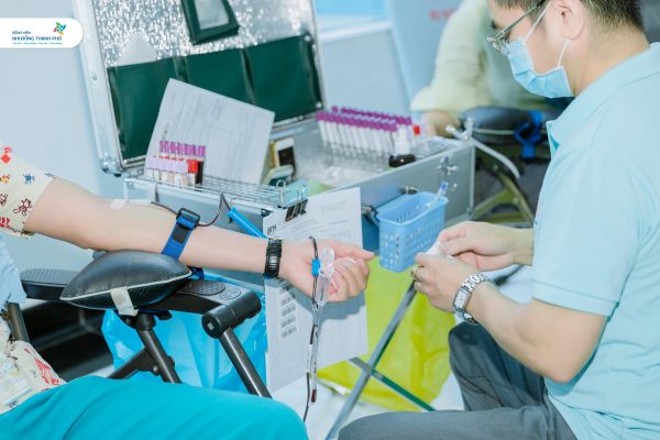 Tình nguyện viên tham gia hiến máu tại Bệnh viện Nhi Đồng Thành Phố