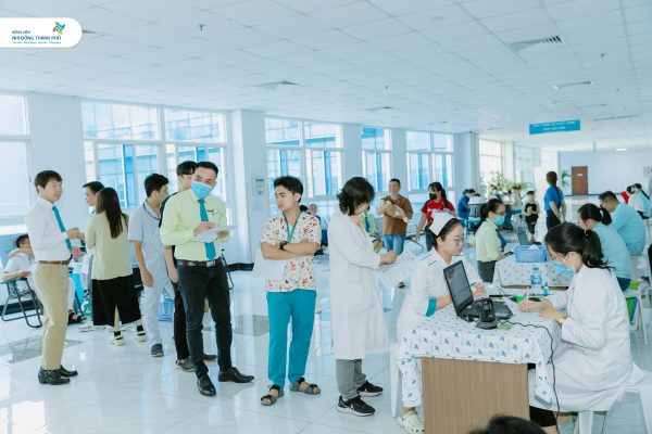 Tình nguyện viên tham gia hiến máu tại Bệnh viện Nhi Đồng Thành Phố