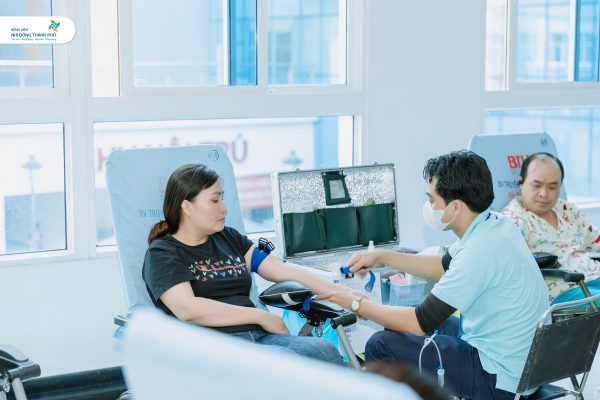 Tình nguyện viên tham gia hiến máu tại Bệnh viện Nhi Đồng Thành Phố