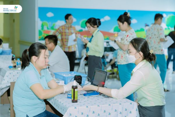 Tình nguyện viên tham gia hiến máu tại Bệnh viện Nhi Đồng Thành Phố