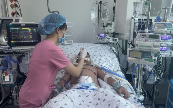 Cứu sống một trường hợp sốc sốt xuất huyết nặng biến chứng suy hô hấp rối loạn đông máu