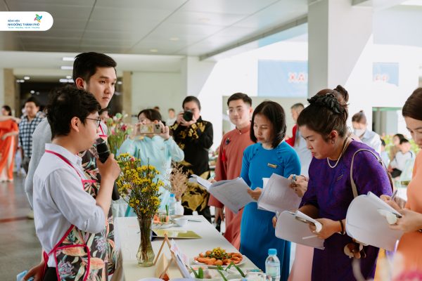 Hình ảnh: Các thí sinh đang trình bày phần các món ăn dự thi 