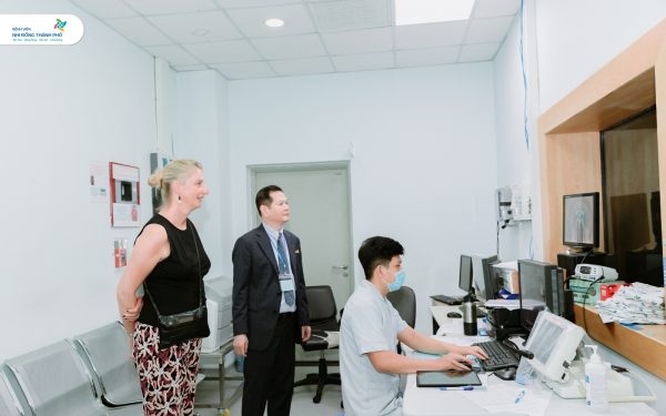 Hiệu trưởng Trường Đại học UCLouvain, Vương quốc Bỉ thăm Bệnh viện Nhi Đồng Thành Phố