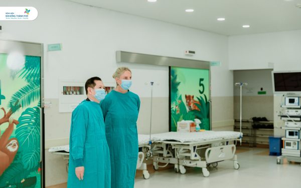 Hiệu trưởng Trường Đại học UCLouvain, Vương quốc Bỉ thăm Bệnh viện Nhi Đồng Thành Phố