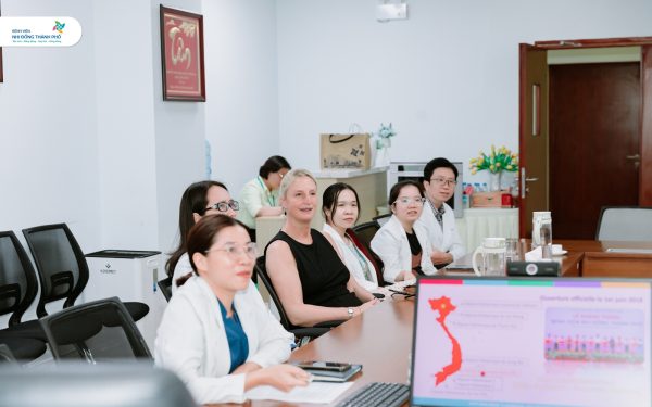 Hiệu trưởng Trường Đại học UCLouvain, Vương quốc Bỉ thăm Bệnh viện Nhi Đồng Thành Phố