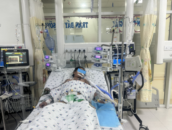 Cứu sống một trường hợp trẻ sốc sốt xuất huyết nặng, rối loạn đông máu, tổn thương gan, suy hô hấp nặng