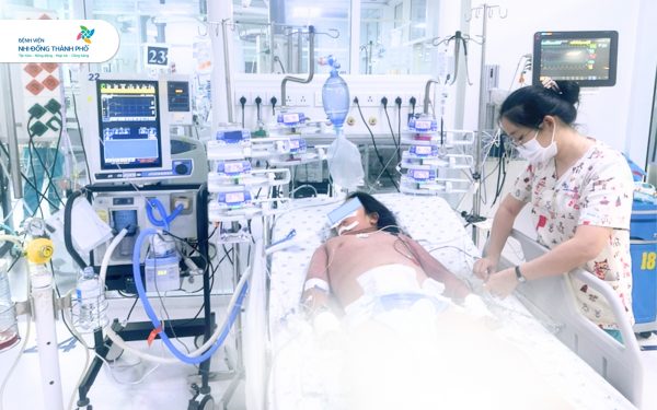 Cứu sống một trường hợp trẻ dư cân sốc sốt xuất huyết nặng, rối loạn đông máu, tổn thương gan, suy hô hấp nặng