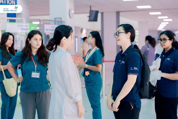 Bệnh viện Nhi Đồng Thành Phố đón đoàn sinh viên tình nguyện của tổ chức Carabins Toulousains Pour le Vietnam; (ACTV), Pháp
