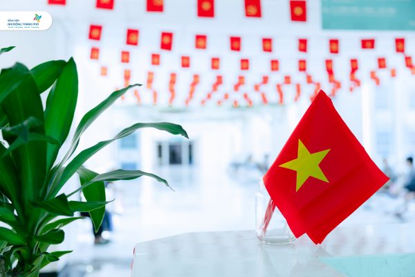 Sắc đỏ rực rỡ hòa cùng không khí thiêng liêng của Ngày Quốc khánh tại Bệnh viện Nhi Đồng Thành Phố