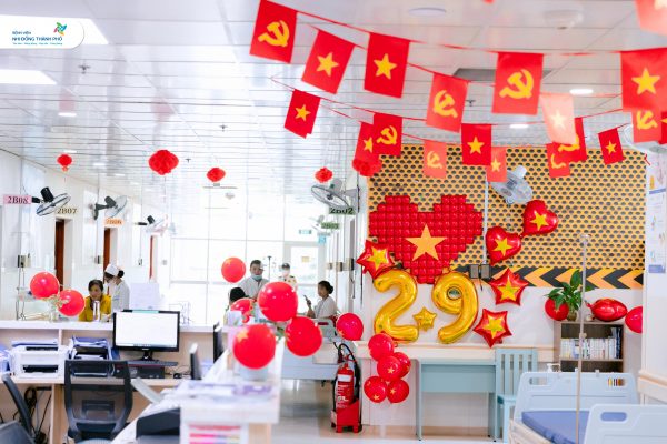 Sắc đỏ rực rỡ hòa cùng không khí thiêng liêng của Ngày Quốc khánh tại Bệnh viện Nhi Đồng Thành Phố