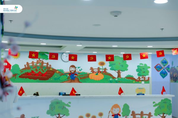 Sắc đỏ rực rỡ hòa cùng không khí thiêng liêng của Ngày Quốc khánh tại Bệnh viện Nhi Đồng Thành Phố