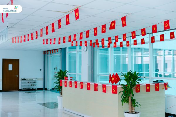 Sắc đỏ rực rỡ hòa cùng không khí thiêng liêng của Ngày Quốc khánh tại Bệnh viện Nhi Đồng Thành Phố