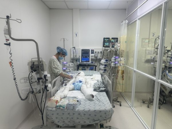 Nghị lực phi thường của cậu bé 5 tuổi bị cha đốt xăng phỏng đến 80%