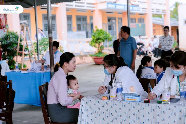 Hành trình vì cộng đồng: Khám chữa bệnh nhân đạo, cấp phát thuốc miễn phí tại xã Phú Phụng, tỉnh Vĩnh Long