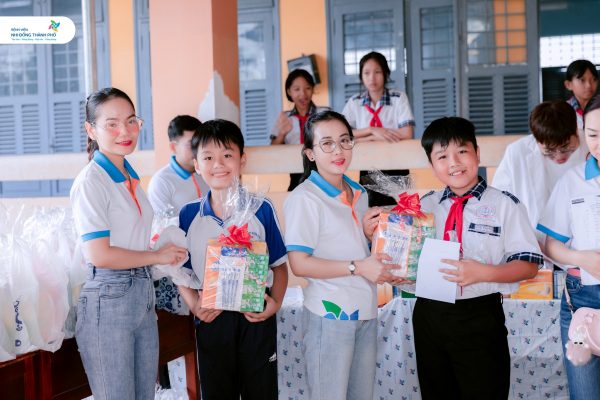 Hành trình vì cộng đồng: Khám chữa bệnh nhân đạo, cấp phát thuốc miễn phí tại xã Phú Phụng, tỉnh Vĩnh Long