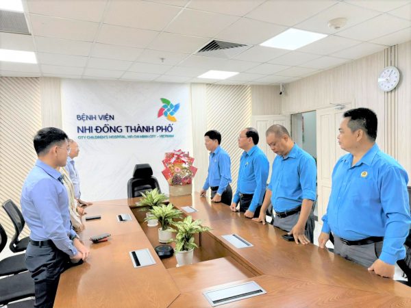Liên Đoàn Lao Động Thành Phố Hồ Chí Minh thăm, chúc mừng Bệnh viện Nhi Đồng Thành Phố nhân kỷ niệm 71 năm Ngày Thầy thuốc Việt Nam