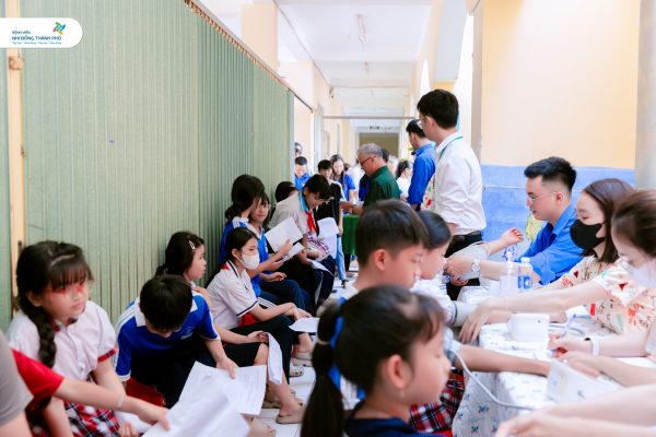 Vượt gần 150 cây số, Bệnh viện Nhi Đồng Thành Phố tổ chức chương trình khám chữa bệnh, cấp thuốc miễn phí cho gần 400 trẻ em tại Cần Thơ