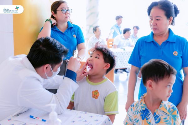 Đồng hành cùng chiến dịch khám sức khỏe toàn dân: Bệnh viện Nhi Đồng Thành Phố ra quân khám tầm soát sức khỏe cho gần 500 trẻ em