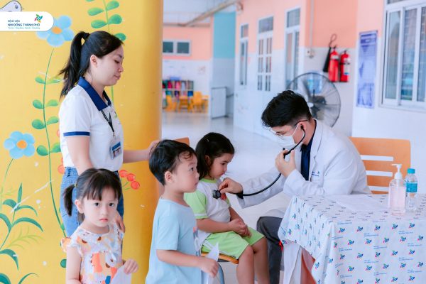 Đồng hành cùng chiến dịch khám sức khỏe toàn dân: Bệnh viện Nhi Đồng Thành Phố ra quân khám tầm soát sức khỏe cho gần 500 trẻ em