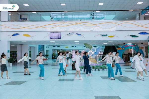 Rộn ràng chào mừng 30/4: Tiết mục múa “Những ngôi sao xa xôi” lan tỏa năng lượng tích cực tại Bệnh viện Nhi Đồng Thành Phố