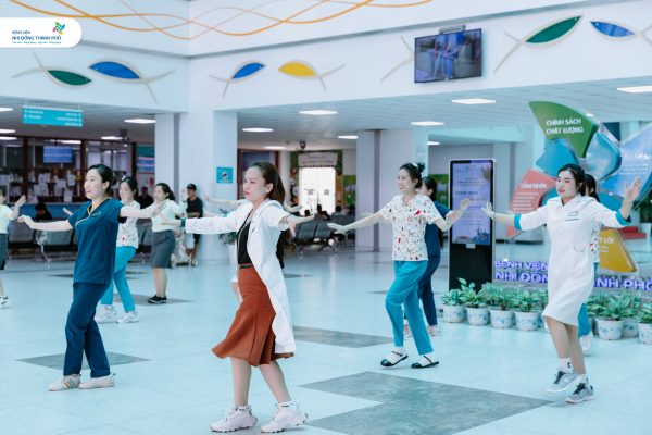 Rộn ràng chào mừng 30/4: Tiết mục múa “Những ngôi sao xa xôi” lan tỏa năng lượng tích cực tại Bệnh viện Nhi Đồng Thành Phố