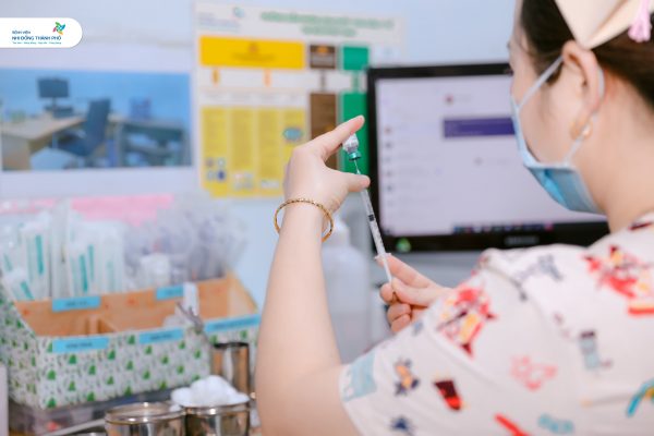 Hưởng ứng Tuần lễ Tiêm chủng Thế giới 2026: Trao con "lá chắn" vắc-xin – trọn vẹn tình yêu thương của ba mẹ
