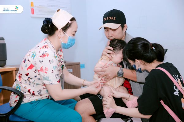 Hưởng ứng Tuần lễ Tiêm chủng Thế giới 2026: Trao con "lá chắn" vắc-xin – trọn vẹn tình yêu thương của ba mẹ